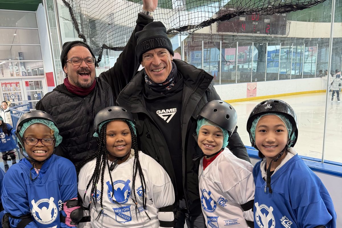 Mark Messier at the rink with Inline-2-Ice students in their jerseys